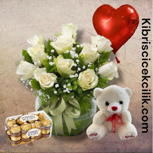 Akvaryumda 11 Beyaz Gül Ayıcık 16'lı Ferrero Çikolata Kalp Helyum Balon